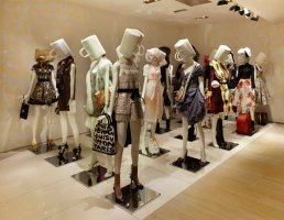 Maison Louis Vuitton - London - Ready to wear retrospective by Katie (...)