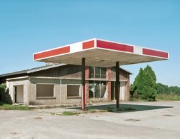 Eric Tabuchi : "26 Abandoned Gazoline Stations"