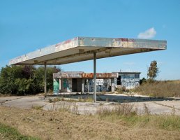 Eric Tabuchi : "26 Abandoned Gazoline Stations"