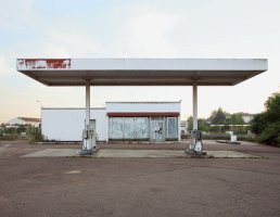 Eric Tabuchi : "26 Abandoned Gazoline Stations"