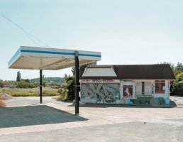 Eric Tabuchi : "26 Abandoned Gazoline Stations"