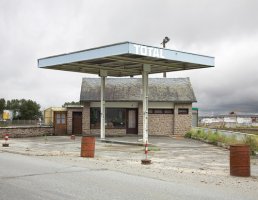 Eric Tabuchi : "26 Abandoned Gazoline Stations"