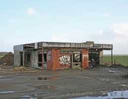 Eric Tabuchi : "26 Abandoned Gazoline Stations"